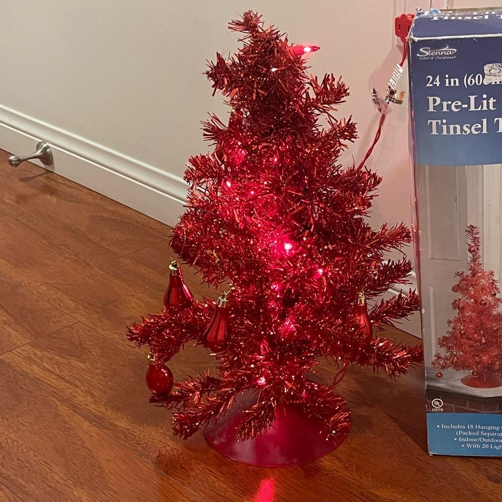 Pre-Lit Tinsel Tree - Picture 2 of 5
